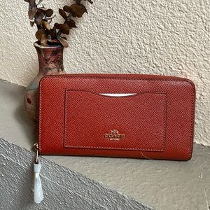NWT accordion style zip coach wallet